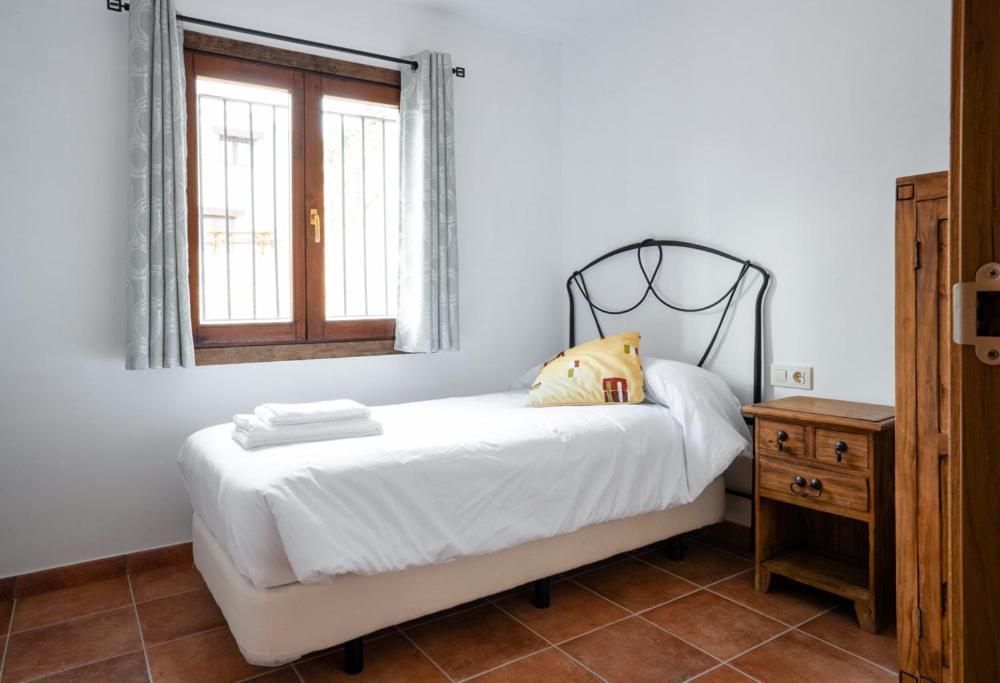 Hostal Antiguo Hospital Linares de Mora Exteriör bild