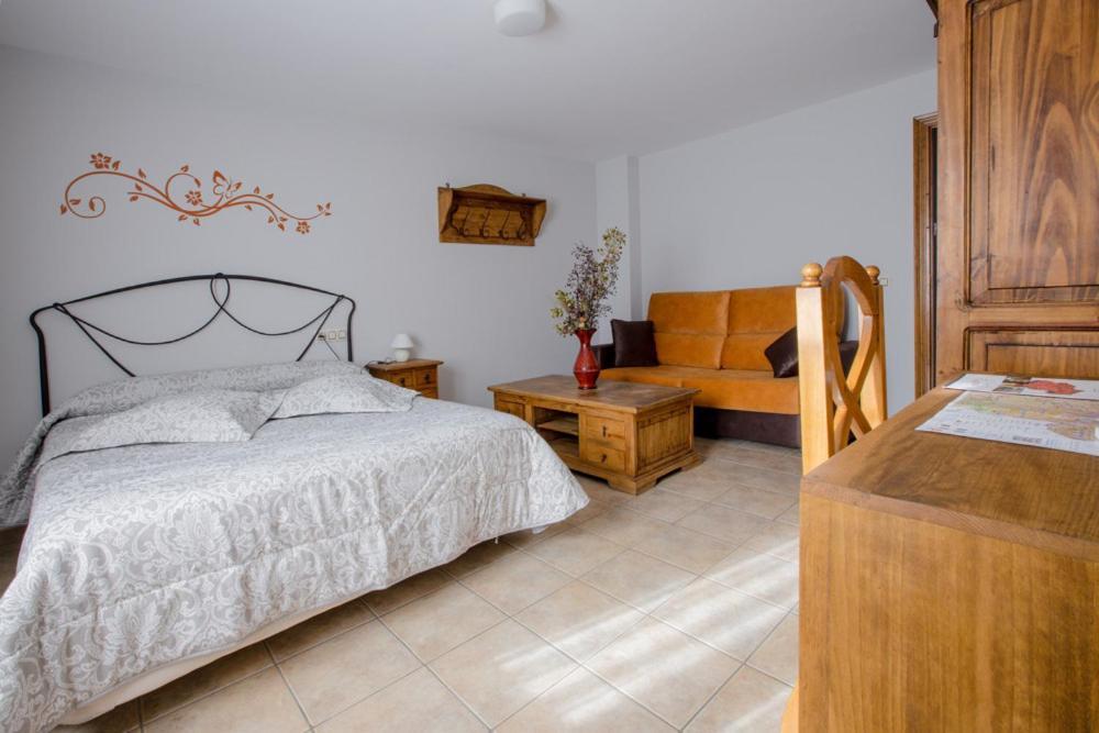 Hostal Antiguo Hospital Linares de Mora Exteriör bild
