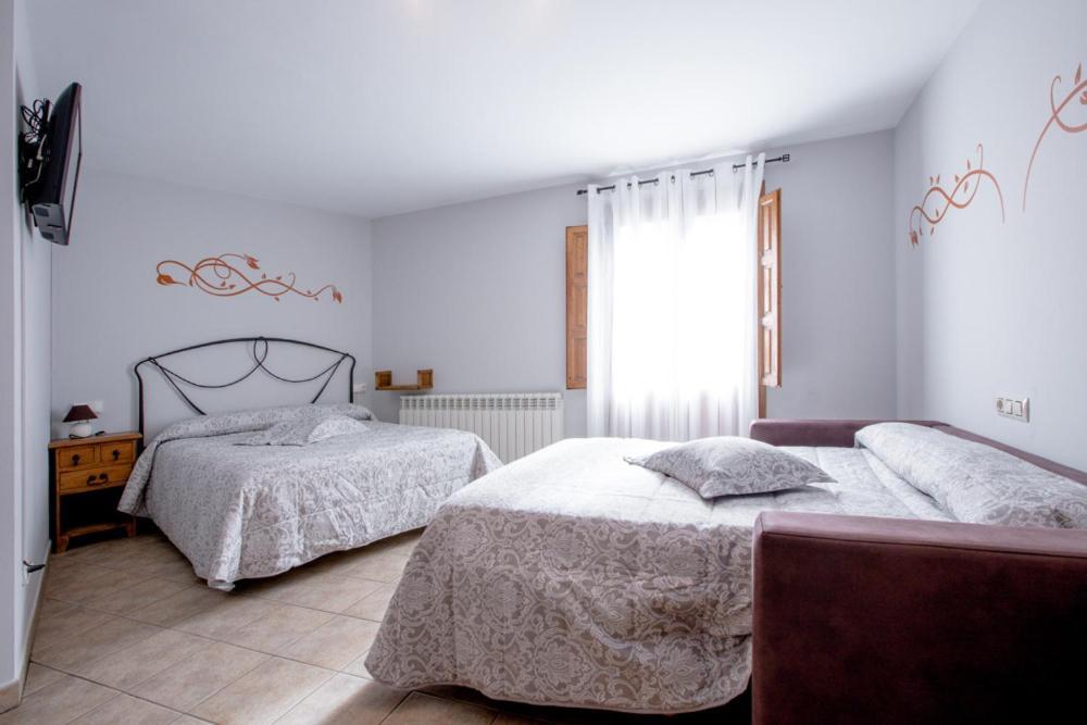 Hostal Antiguo Hospital Linares de Mora Exteriör bild