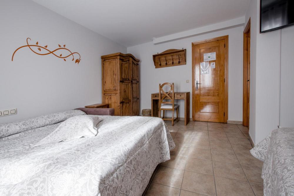 Hostal Antiguo Hospital Linares de Mora Exteriör bild