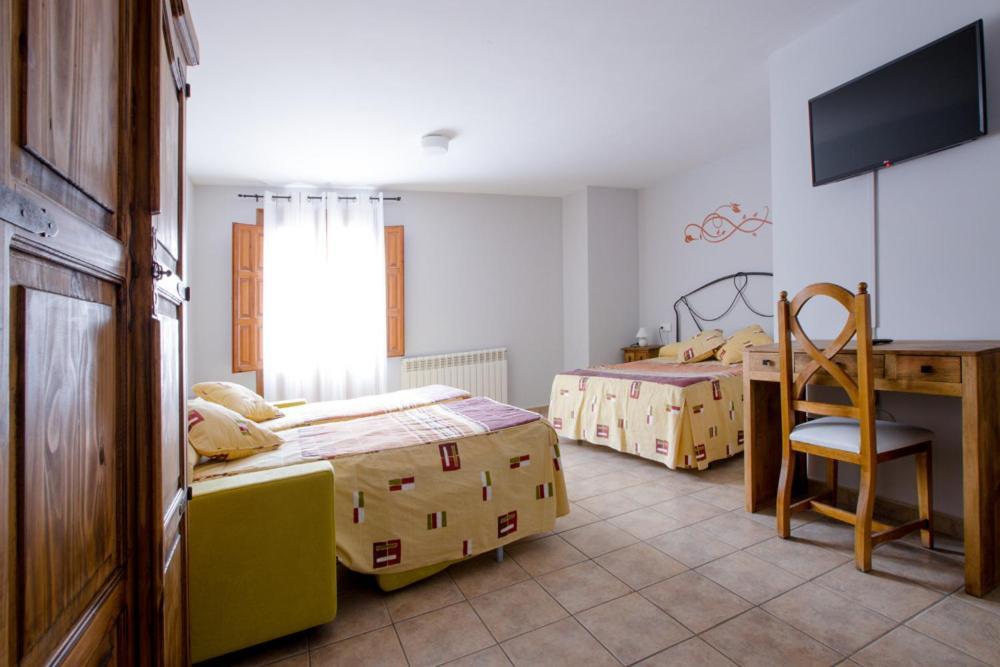 Hostal Antiguo Hospital Linares de Mora Exteriör bild