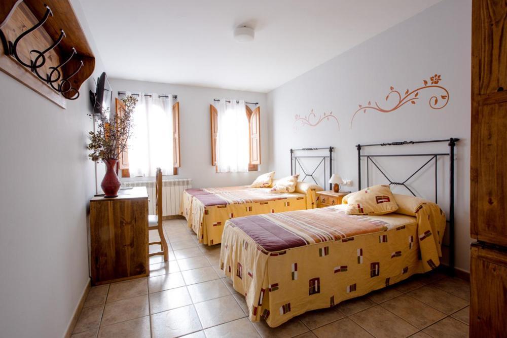 Hostal Antiguo Hospital Linares de Mora Exteriör bild